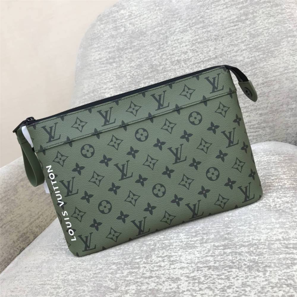 Louis Vuitton POCHETTE VOYAGE SOUPLE  M82800 size：32x21x8cm 2025 new 